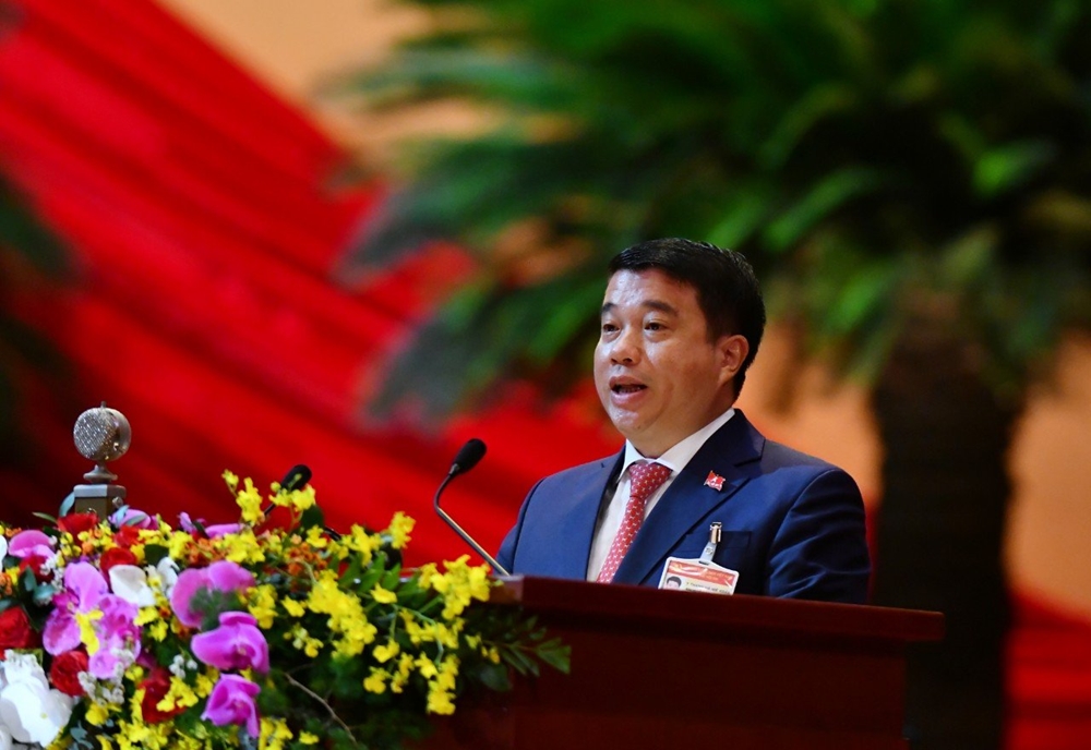 Bí thư Đảng ủy Khối Doanh nghiệp Trung ương Y Thanh Hà Niê Kđăm phát biểu tham luận về vấn đề xây dựng Đảng trong doanh nghiệp Nhà nước